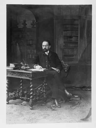 Emile Zola (1840-1902) nel suo studio